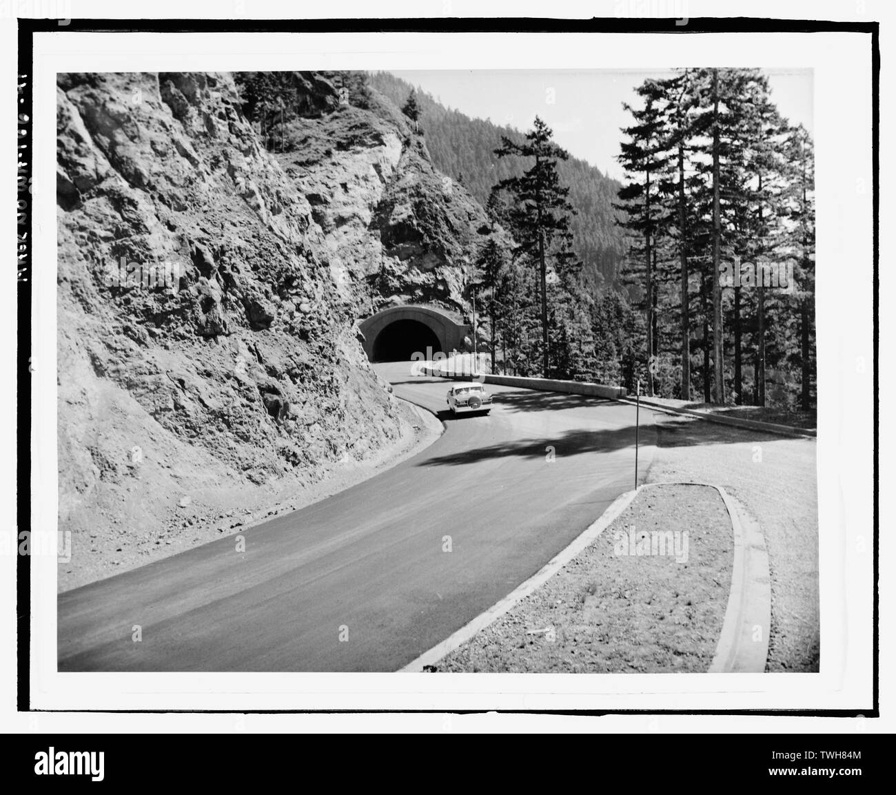 Rodgers Studio ca. début des années 60 a terminé tunnel et parking de l'Ouragan Ridge Road. - Olympic National Park Road, Port Angeles, dans le comté de Clallam, WA ; Civilian Conservation Corps ; O'Neil, Joseph P ; Christie, James ; Morgenroth, Chris ; Earles, Michael ; Horner, Walter ; Cleveland, Grover ; Muir, John ; Gifford Pinchot, ; Service des forêts des États-Unis, Franklin Delano Roosevelt ; ; Wilson, Woodrow ; Cleator, Fred W ; Ickes, Harold ; Macy, Preston ; Christianson, Justine, émetteur ; Swope, Caroline, l'équipe de terrain ; Lowe, Jet, photographe ; Ottoboni, Gina, historien Banque D'Images