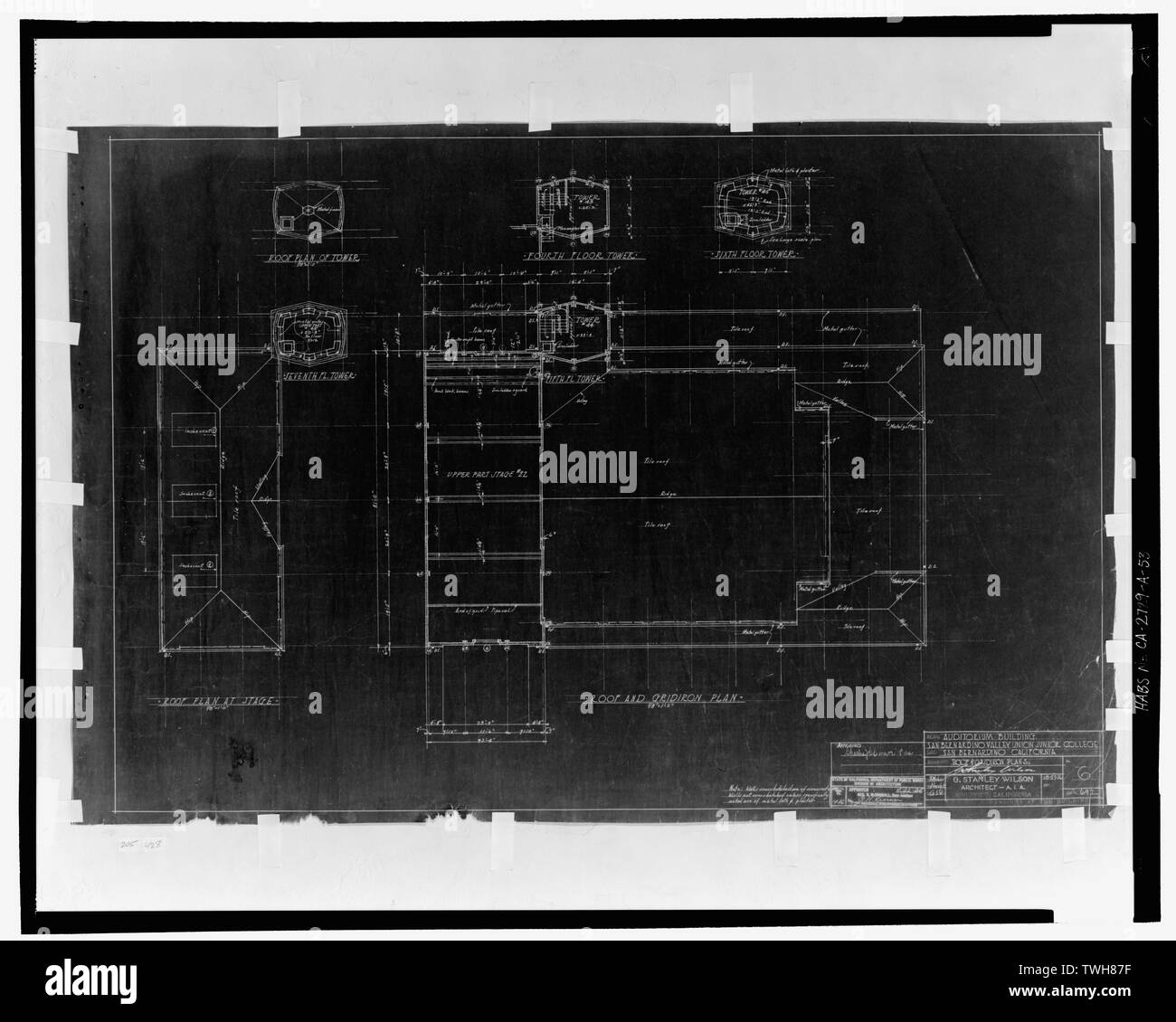Toit et gridiron plans. San Bernardino Valley Union Junior College, de l'Auditorium Building. Plan de la tour comprend également des dessins, et d'un dessin de plan de toit à l'étage. Stanley G. Wilson, Architecte, A.I.A., Riverside, Californie. Feuille 6, n ? 692. Toutes les échelles de 1 à 8 pouces au pied. Le 27 mars 1936. Application no. 1446, approuvé par l'État de Californie, ministère des Travaux publics, Division de l'architecture, le 22 avril - San Bernardino Valley College, Auditorium, 701 South Mount Vernon Avenue, San Bernardino, San Bernardino County, CA Banque D'Images