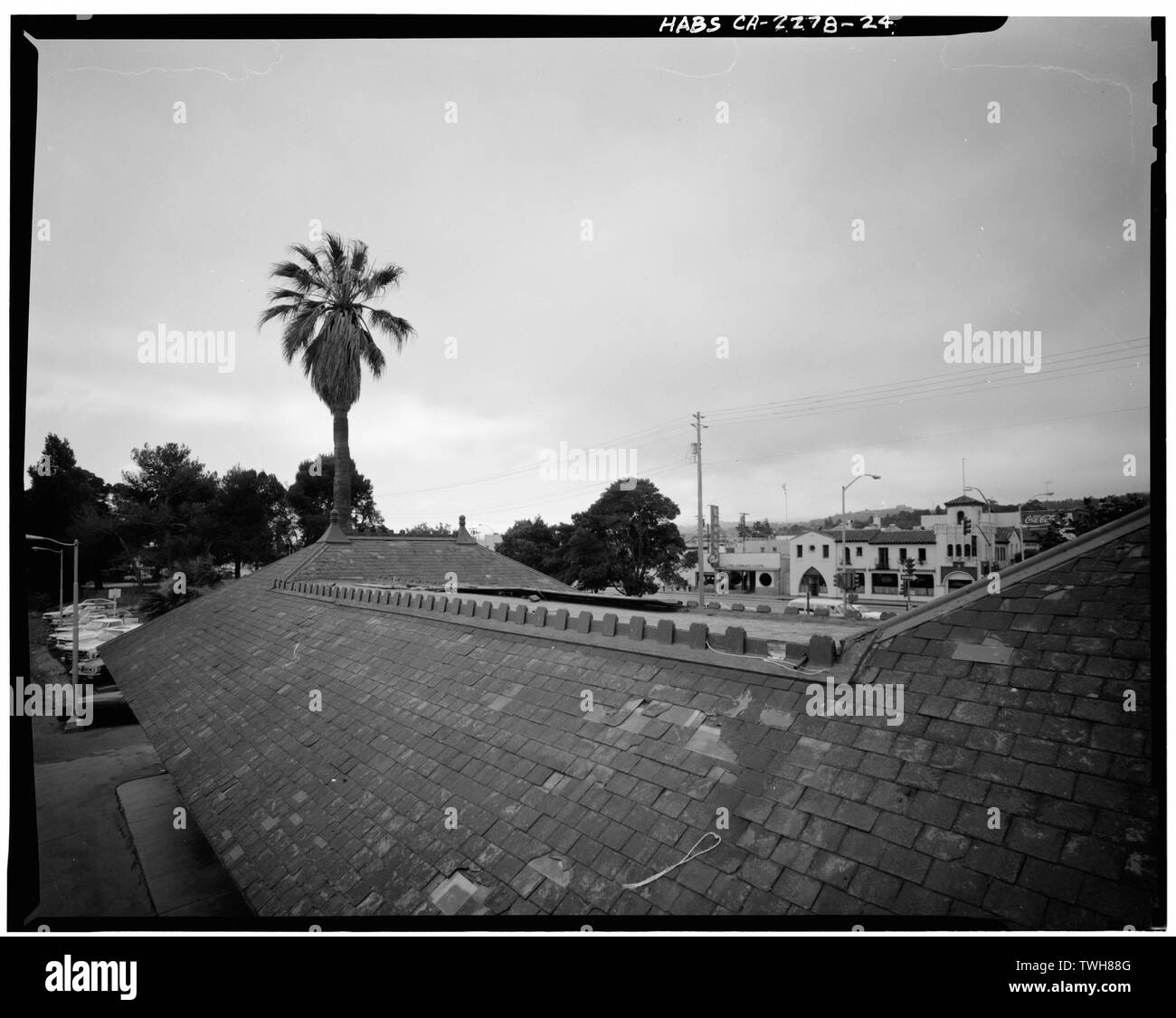 Détail de toit de camion à plateau, montrant au-dessus de toit panoramique passage couvert, avec garniture de bois rouge scié, tube-type l'égout ; remarque gouttière manquant à bord du toit, l'état de détérioration des ardoises ; voir au sud, 90mm. - Dépôt du Pacifique Sud, 559 El Camino Real, San Carlos, San Mateo County, CA Banque D'Images