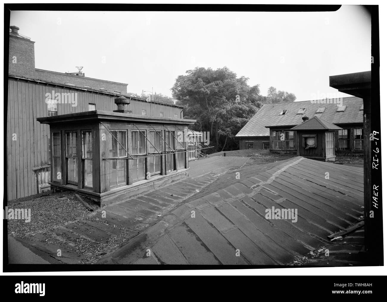 Toiture du bâtiment 6, toiture du bâtiment 2 contexte droit. - American Screw Company, Stevens Street, Providence, comté de Providence, RI ; Eagle Screw Company ; American Screw Company ; Morse, Alpheus ; Providence Agence de réaménagement ; Merritt, Louise McAllister, l'équipe de terrain ; Rivard, Paul E, l'équipe de terrain ; Vogel, Robert M, gérant de projet, Rhode Island Preservation Commission Historicial, répondant ; 1748-1824, répondant ; Smithsonian Institution, répondant ; Clement, Daniel, émetteur ; Prycer, d G, délinéateur ; Tilley, Laurence, photographe Banque D'Images