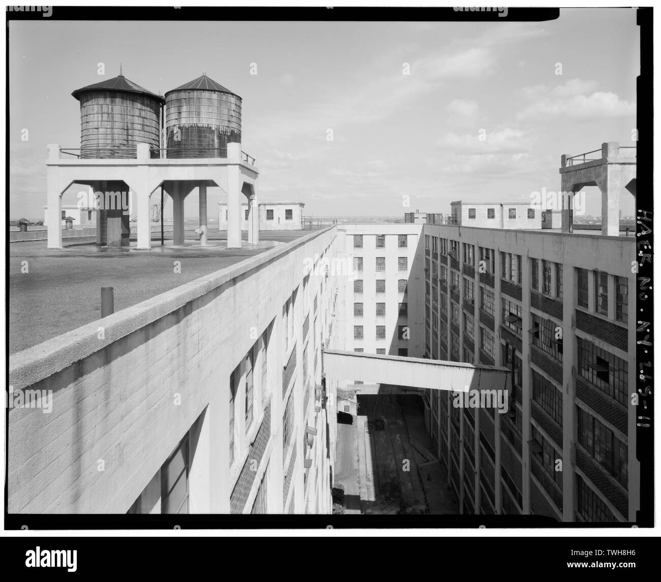 Des toits, à l'ouest au-dessus de la cour de chemin de fer, avec réservoirs d'eau pour système de gicleurs et de grand standing pour machines représentant l'élévateur. - Base d'approvisionnement de la flotte de la Marine américaine, n° 1, 830 Third Avenue, Brooklyn, Kings County, NY Banque D'Images
