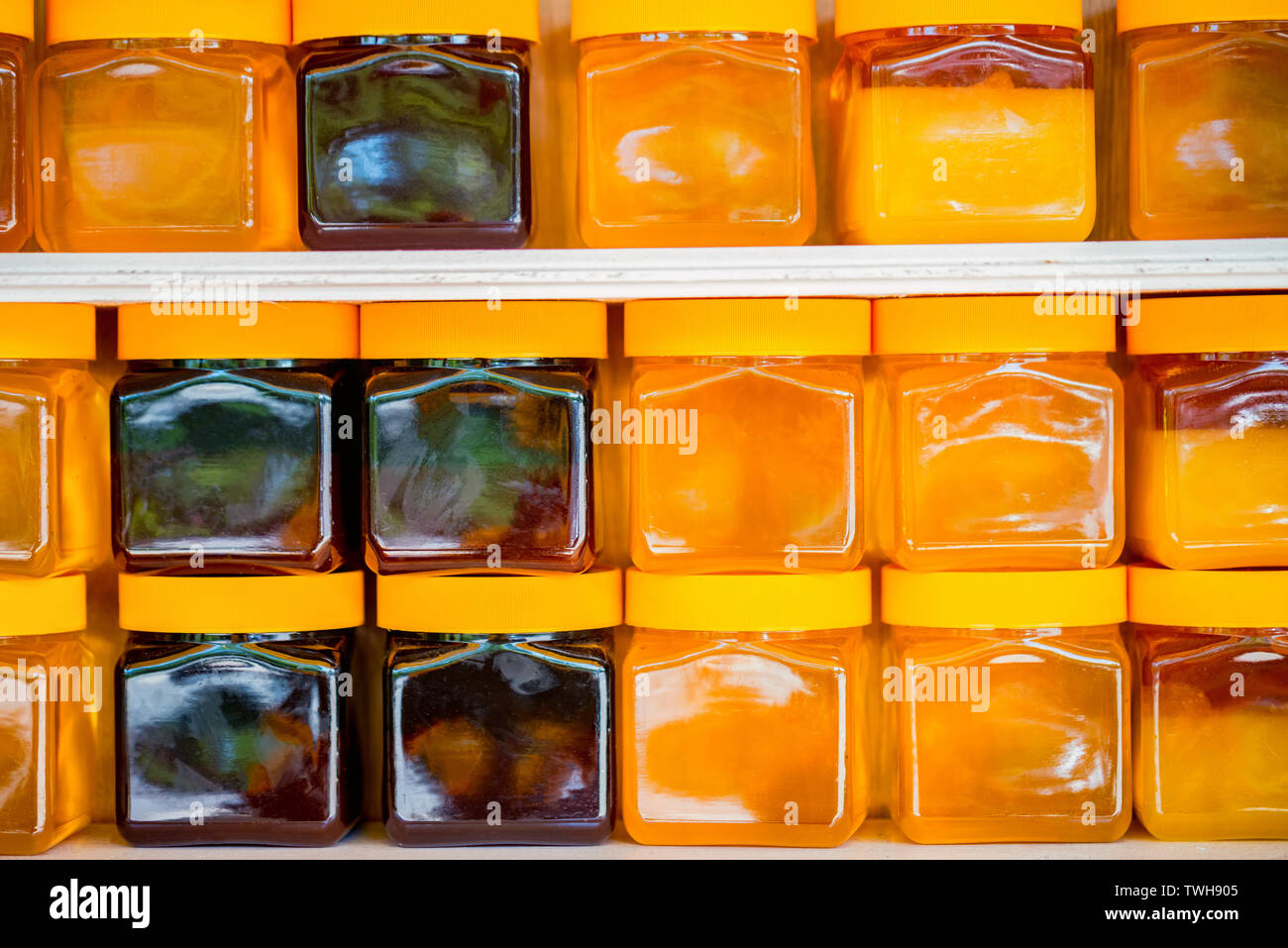Le marché du miel avec divers types de miel en pots fermer Banque D'Images
