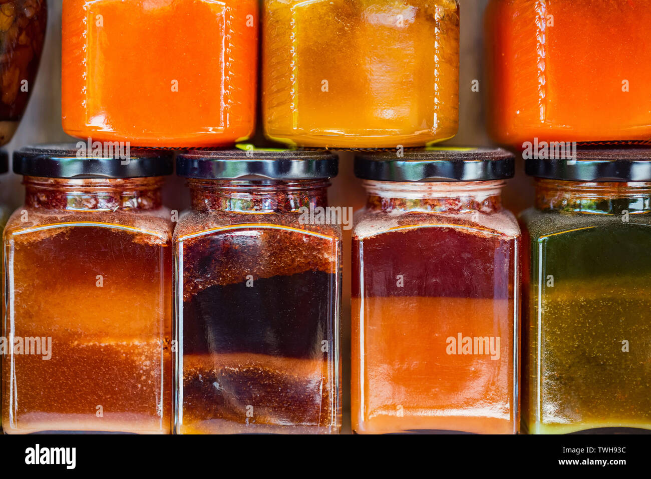 Le marché du miel avec divers types de miel en pots fermer Banque D'Images