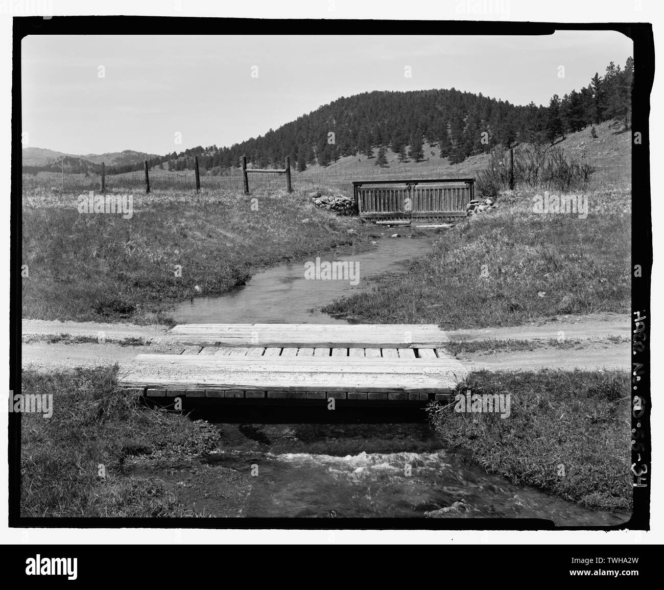 Route 5, planche en bois pont. Voir SW. - Grotte du Vent Les routes et les ponts, les sources chaudes, Fall River Comté, SD, Dakota du Sud de l'autoroute de l'État Commission ; Civilian Conservation Corps ; Bingham, Jesse ; Bingham, Tom ; McDonald, Jesse ; Stabler, John ; Stabler, Charles ; Moss, John C, Roosevelt, Theodore ; Goodwin, George ; Cammerer, Arno ; Norbeck, Peter ; TJ Tobin ; nord-ouest de l'entreprise de construction Entreprise de construction ; Flyte, William ; John W Strahan Construction Company, société d'ingénierie Brady ; Gray, Charles, gérant de projet, l'équipe de terrain Magdalenos, Christine, architecte-paysagiste ; Marston, Christopher, projet Banque D'Images