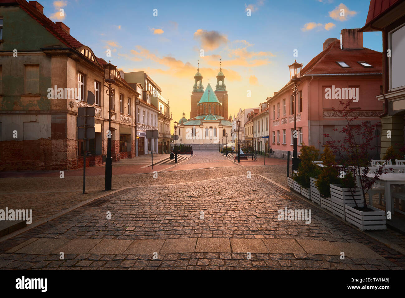 La route historique menant à Gniezno Cathédrale Royale sur un coucher de soleil. La ville de Gniezno, ancienne capitale de la Pologne. Banque D'Images
