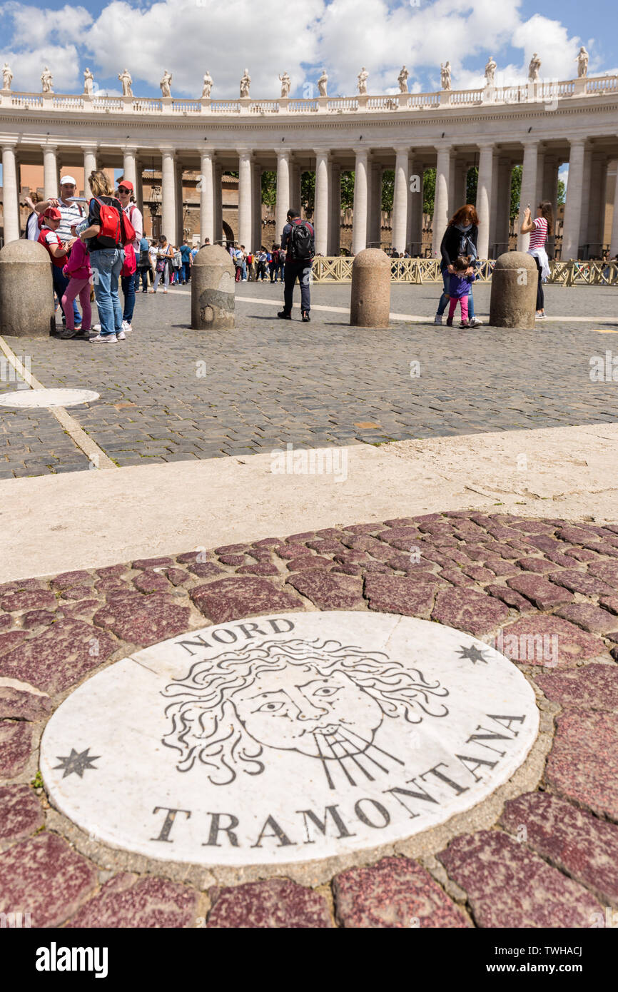 Cité du Vatican - le 27 avril 2019 : marbre blanc elliptique du marqueur dans la place Saint Pierre, de la Piazza di San Pietro. Rose des vents par Bernini. Banque D'Images