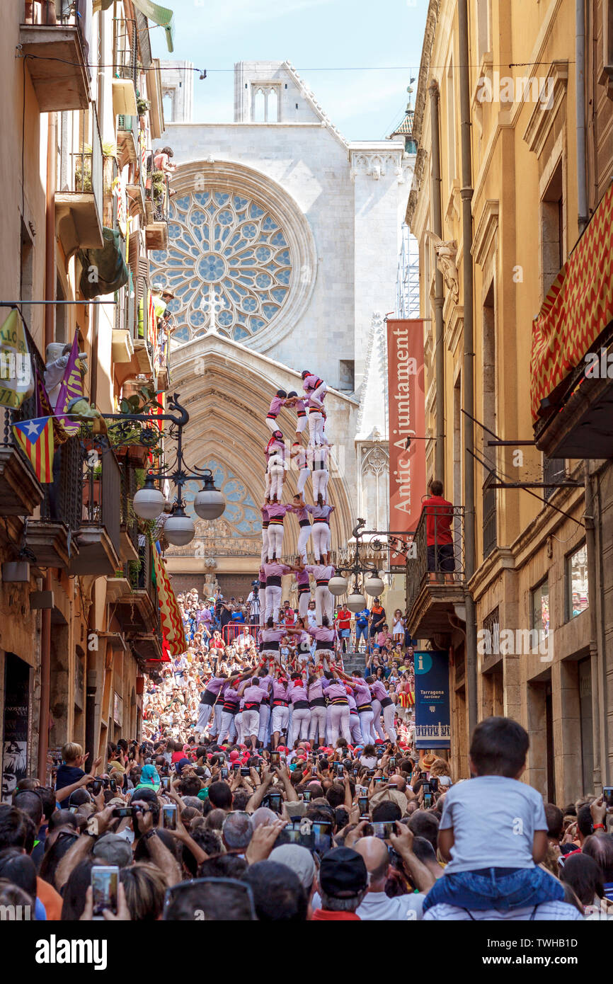 Tarragone Espagne : le 19 août 2018 - Les gens faisant tours humaines en face de la cathédrale, un spectacle traditionnel en Catalogne appelé "castellers", wit Banque D'Images