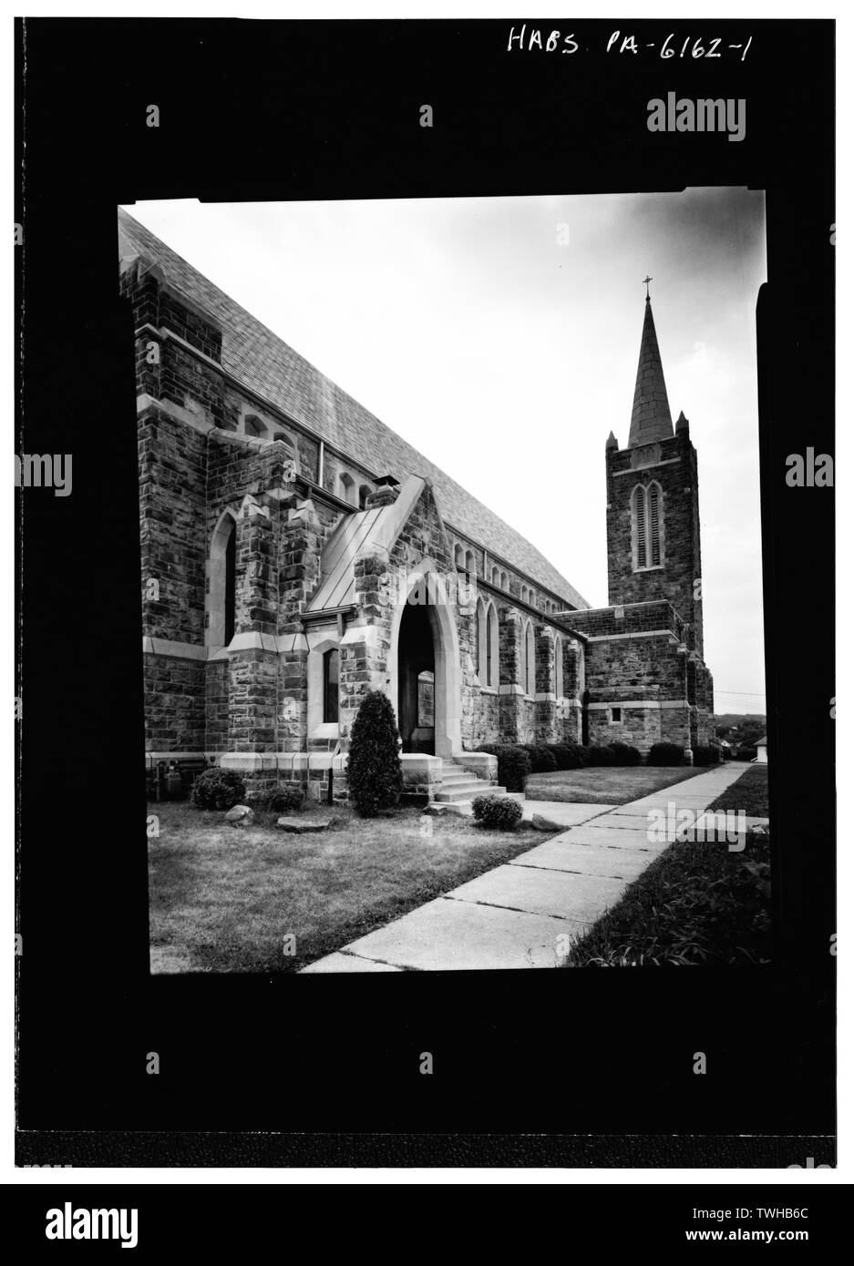 L'ÉGLISE DU SACRÉ-CŒUR, À AU NORD-EST - église du Sacré-Cœur, Septième Avenue, Jeannette, comté de Westmoreland, PA ; Laufenberg, Severin ; Burton, Michael ; Strong, Carlton ; Wehr, Edward J. ; Hunt Vitraux ; acteurs de la passion d'Oberammergau ; Madrid, émetteur ; Christianson, Justine, émetteur Banque D'Images