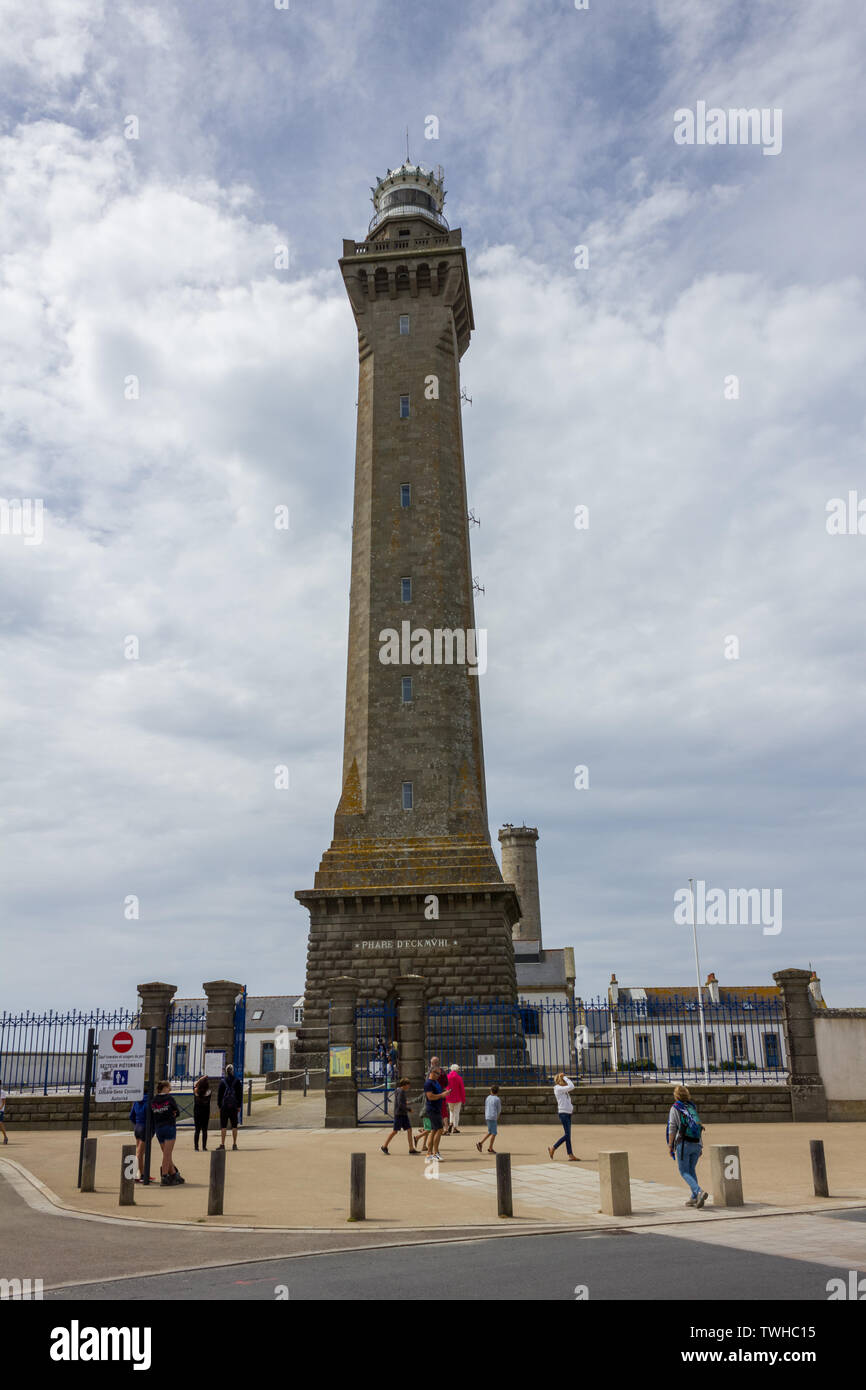 Vue sur le phare d'Eckmühl, à la pointe de Penmarc'h en Bretagne, avec les touristes autour de Banque D'Images