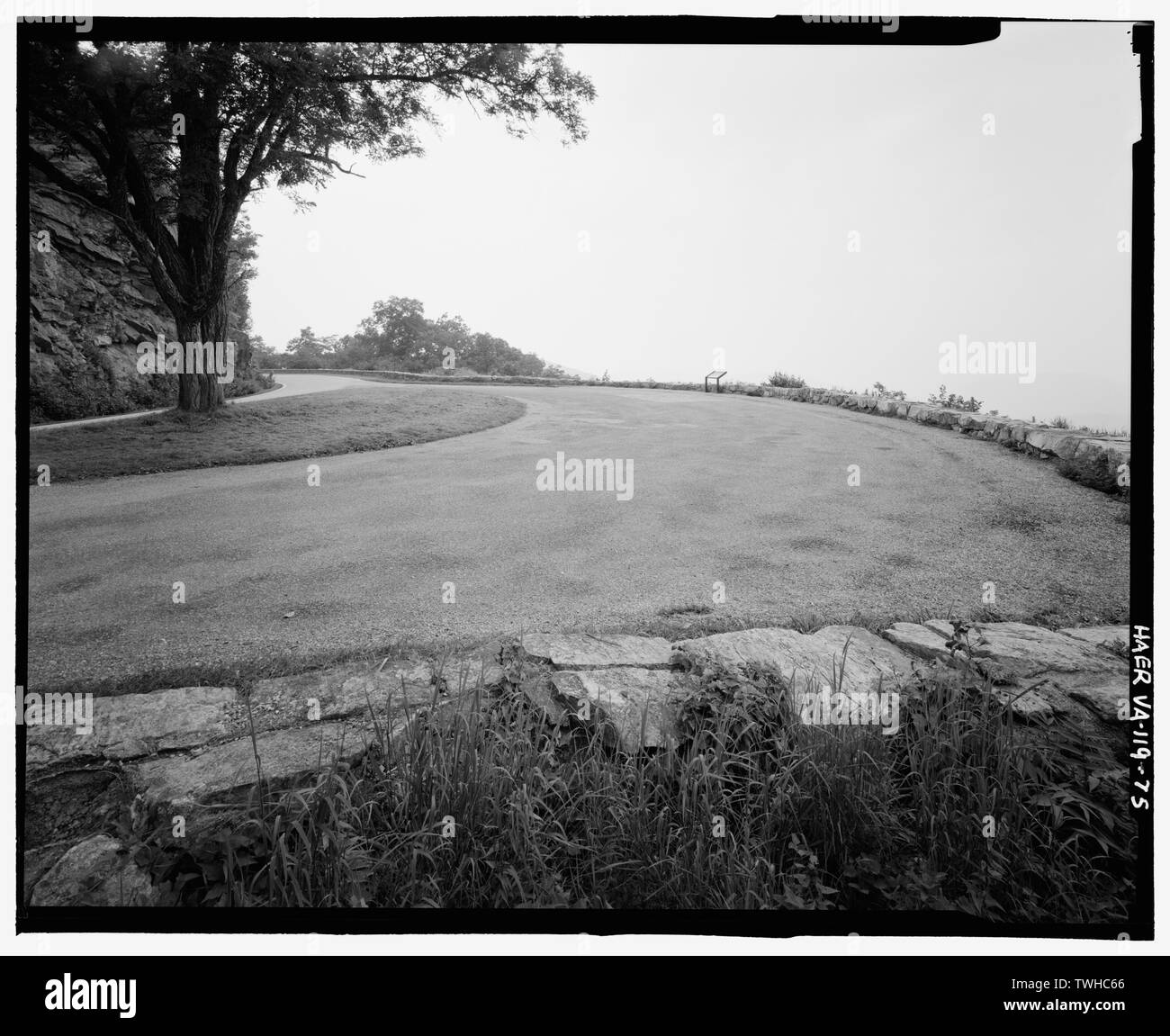 Fond sablonneux donnent sur. À l'Ouest, km 67,8. - Skyline Drive, de Front Royal, VA à l'écart du sébaste, VA , Luray, Page Comté, VA ; Marston, Christopher, gérant de projet, Quin, Richard, gérant de projet, Christianson, Justine, émetteur ; Harvey, Robert R, délinéateur ; Groe, Harlan d, délinéateur ; Lanning, Michael P, délinéateur ; Seeger, Christopher J, délinéateur ; Wirth, Shane P, délinéateur ; Faust, William A, photographe ; Schmell, Brent, délinéateur ; Stokes, Dave, délinéateur ; Lundquist, Ryan, délinéateur Banque D'Images
