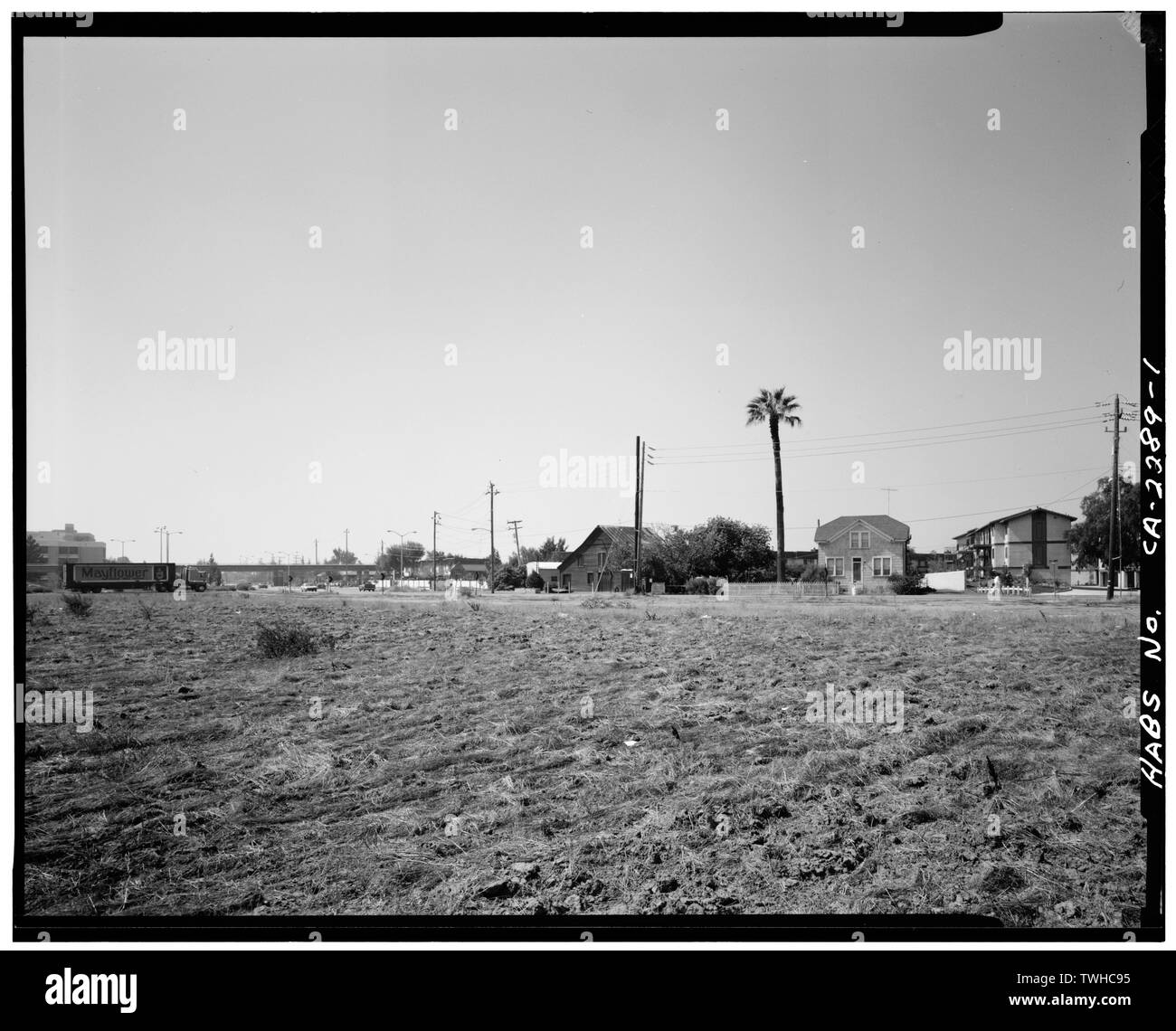 SANTOS FERME ET LE CONTEXTE environnant, VUE DE L'ENSEMBLE MOWRY AVENUE, face à l'Ouest. BAY AREA RAPID TRANSIT DISTRICT TRACKS CROSSING OVER MOWRY AVENUE À GAUCHE - Santos ferme, 1481 Mowry Avenue, Fremont, comté d'Alameda, CA Banque D'Images