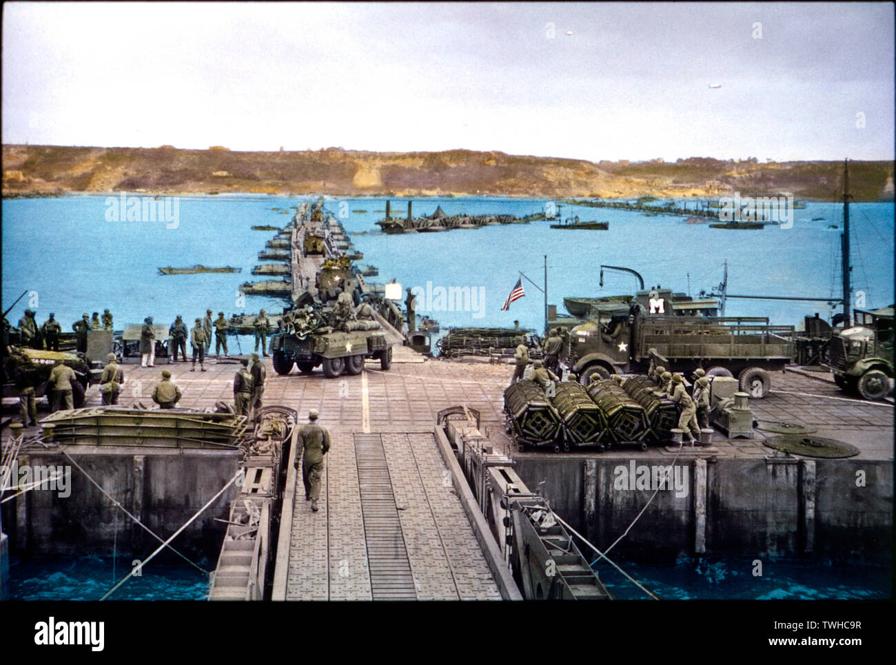 Véhicules militaires américains se déplacer à terre au pont de bateaux à Omaha Beach du port Mulberry TEMPORAIRE A, Normandie, France, le 16 juin, 1944 Banque D'Images