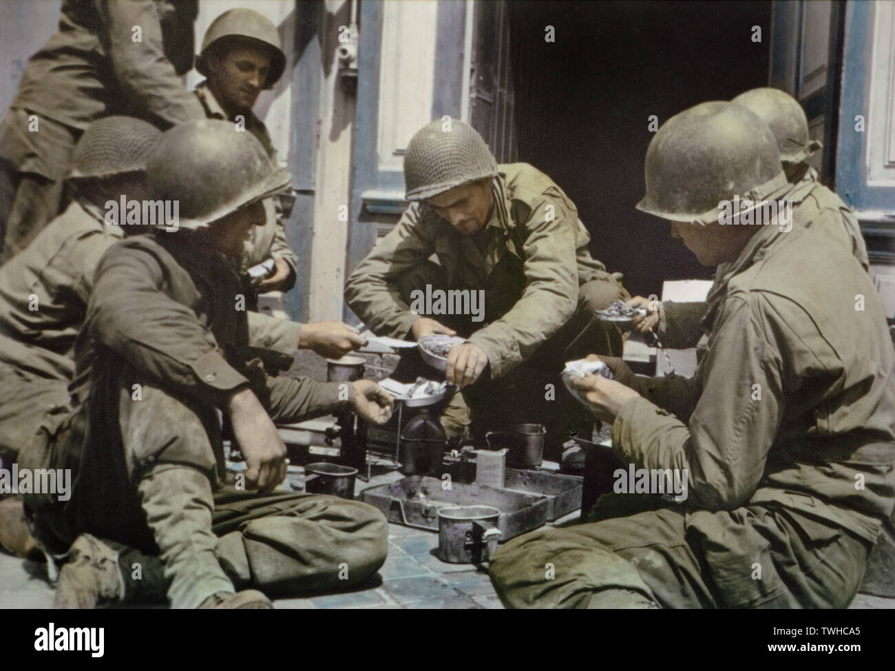 Les soldats de l'Armée américaine à partir de kits alimentaires Mess, Normandie, France, juin 1944 Banque D'Images