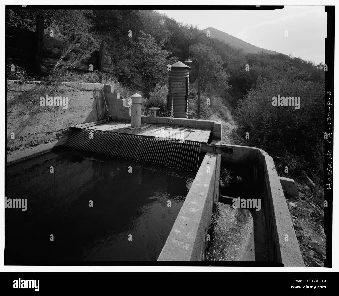 Bief de R-S-2, en regardant vers le sud. - Système hydroélectrique de la rivière de Santa Ana, SAR-2 et bief d'amenée d'eau, Redlands, Comté de San Bernardino, CA Banque D'Images