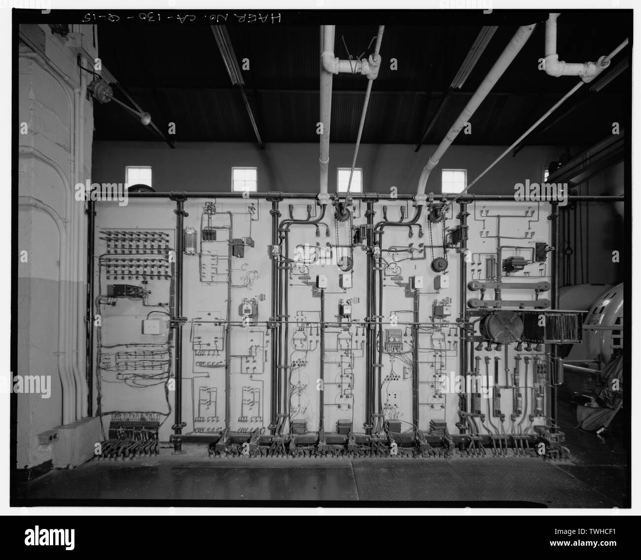 -2 SAR, l'ARRIÈRE DU PANNEAU DE COMMANDE DE DÉCONNEXION, montrant l'ENTRAÎNEMENT DE LA CHAÎNE D'un rhéostat de liens. Vue de l'EST. - Système hydroélectrique de la rivière de Santa Ana, SAR-2 Powerhouse, Redlands, Comté de San Bernardino, CA Banque D'Images