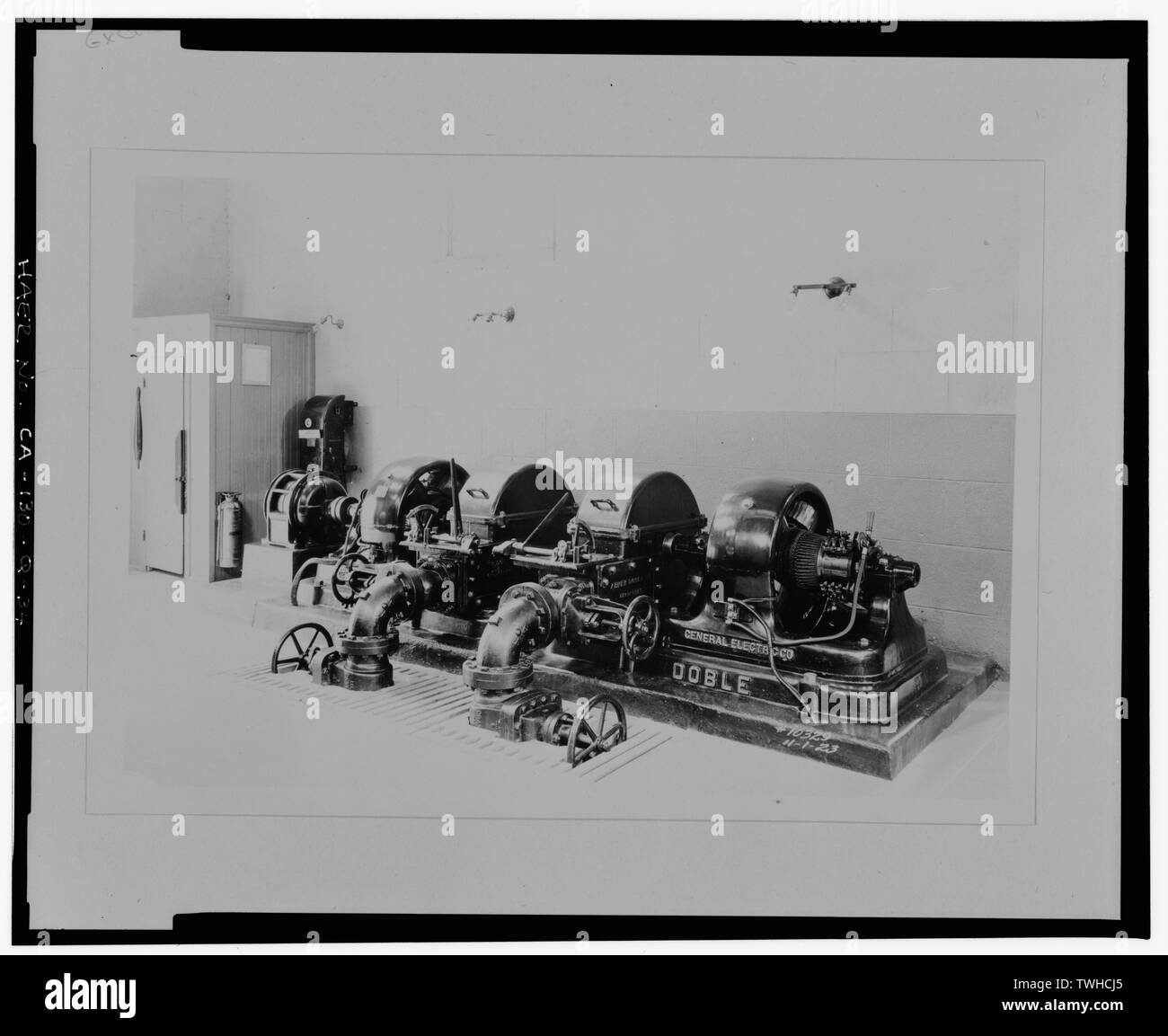 -2 SAR, ENTRAÎNÉS PAR L'EAU excitateurs. SCE no de négatif 10329, le 1 novembre, 1923. Photographie par G. Haven évêque. - Système hydroélectrique de la rivière de Santa Ana, SAR-2 Powerhouse, Redlands, Comté de San Bernardino, CA Banque D'Images