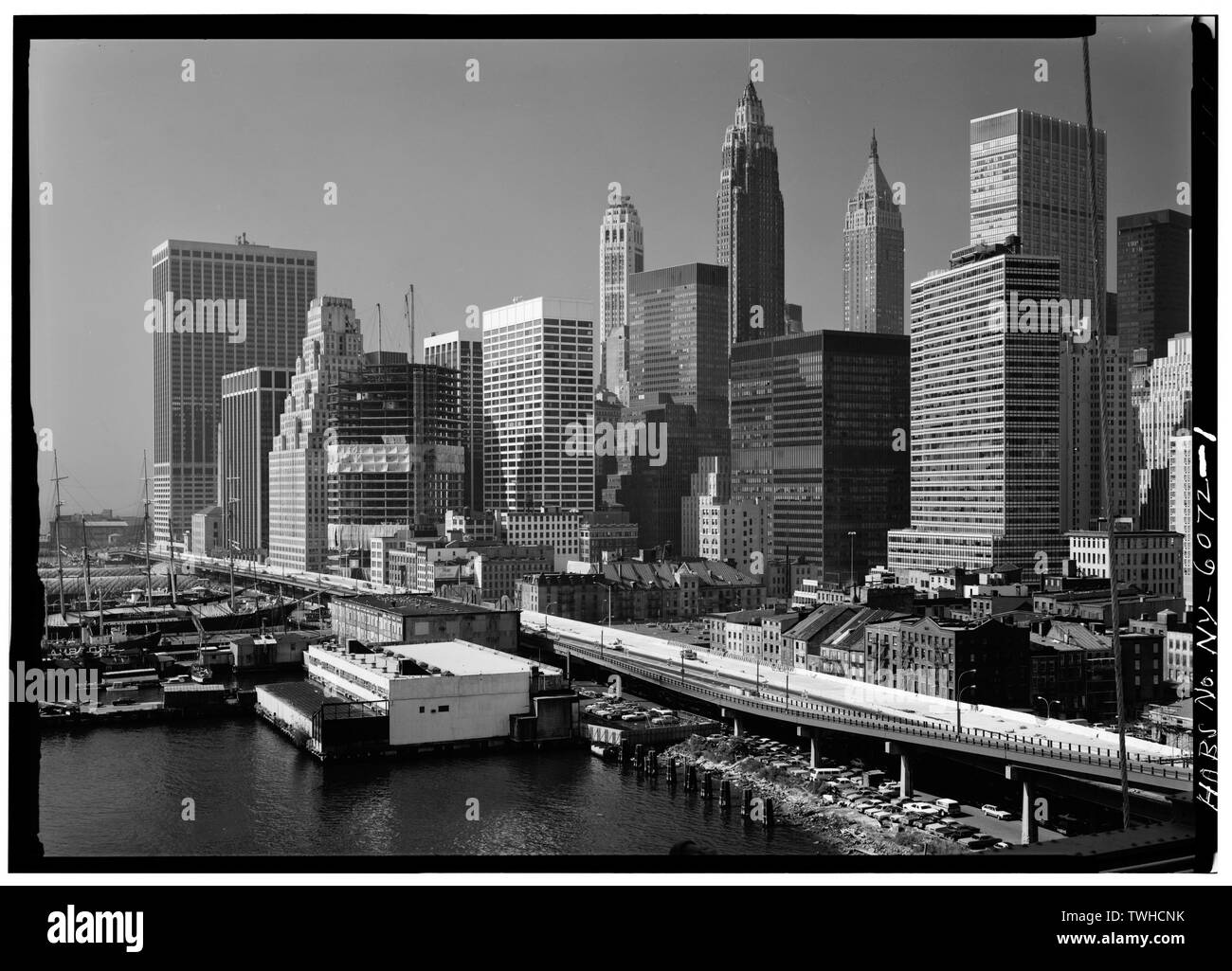SCHERMERHORN ROW EST AU CENTRE DE LA PHOTO, à côté du plus grand bâtiment à toit plat sur le port. L'AIR SUD-OUEST. - South Street Seaport Museum, bloc délimité par John, Sud, Fulton, et avant les rues, New York, New York County, NY Banque D'Images