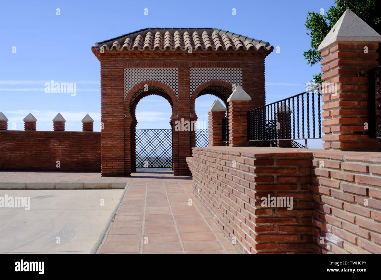 Dans l'architecture moderne de style mauresque Pueblo mountain top de Comares, la Axarquía, Málaga, Andalousie, Costa del Sol, Espagne Banque D'Images