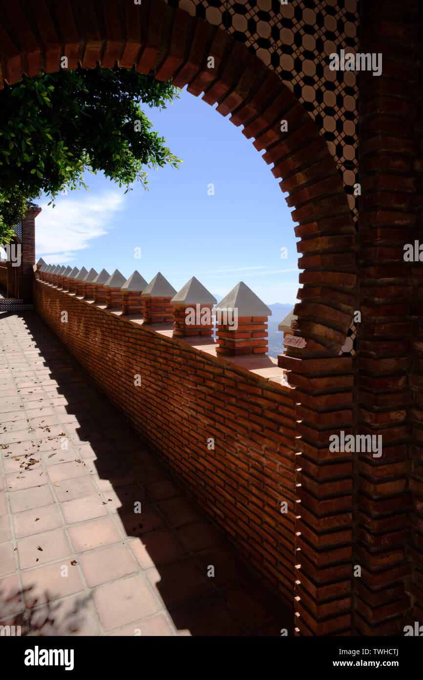 Dans l'architecture moderne de style mauresque Pueblo mountain top de Comares, la Axarquía, Málaga, Andalousie, Costa del Sol, Espagne Banque D'Images