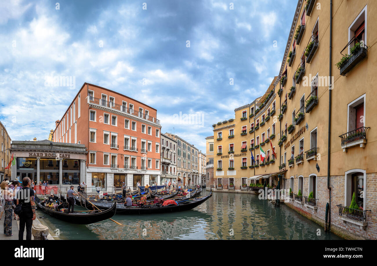 De nombreuses gondoles alignées à Cannaregio, Venise en attente de clients par le Hard Rock Cafe Banque D'Images