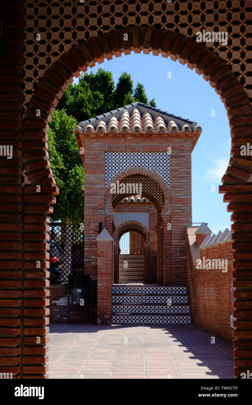 Dans l'architecture moderne de style mauresque Pueblo mountain top de Comares, la Axarquía, Málaga, Andalousie, Costa del Sol, Espagne Banque D'Images