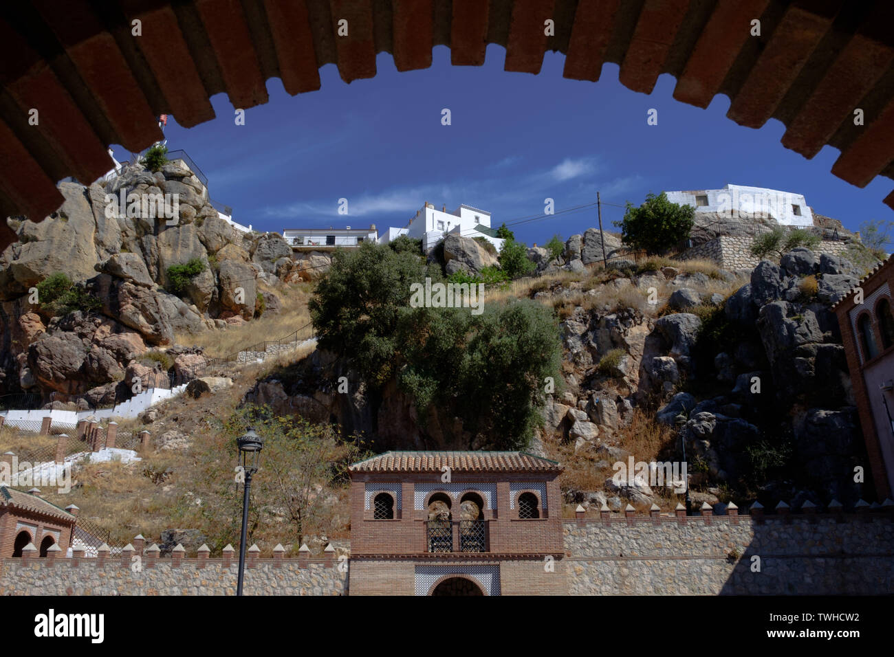 Dans l'architecture moderne de style mauresque Pueblo mountain top de Comares, la Axarquía, Málaga, Andalousie, Costa del Sol, Espagne Banque D'Images
