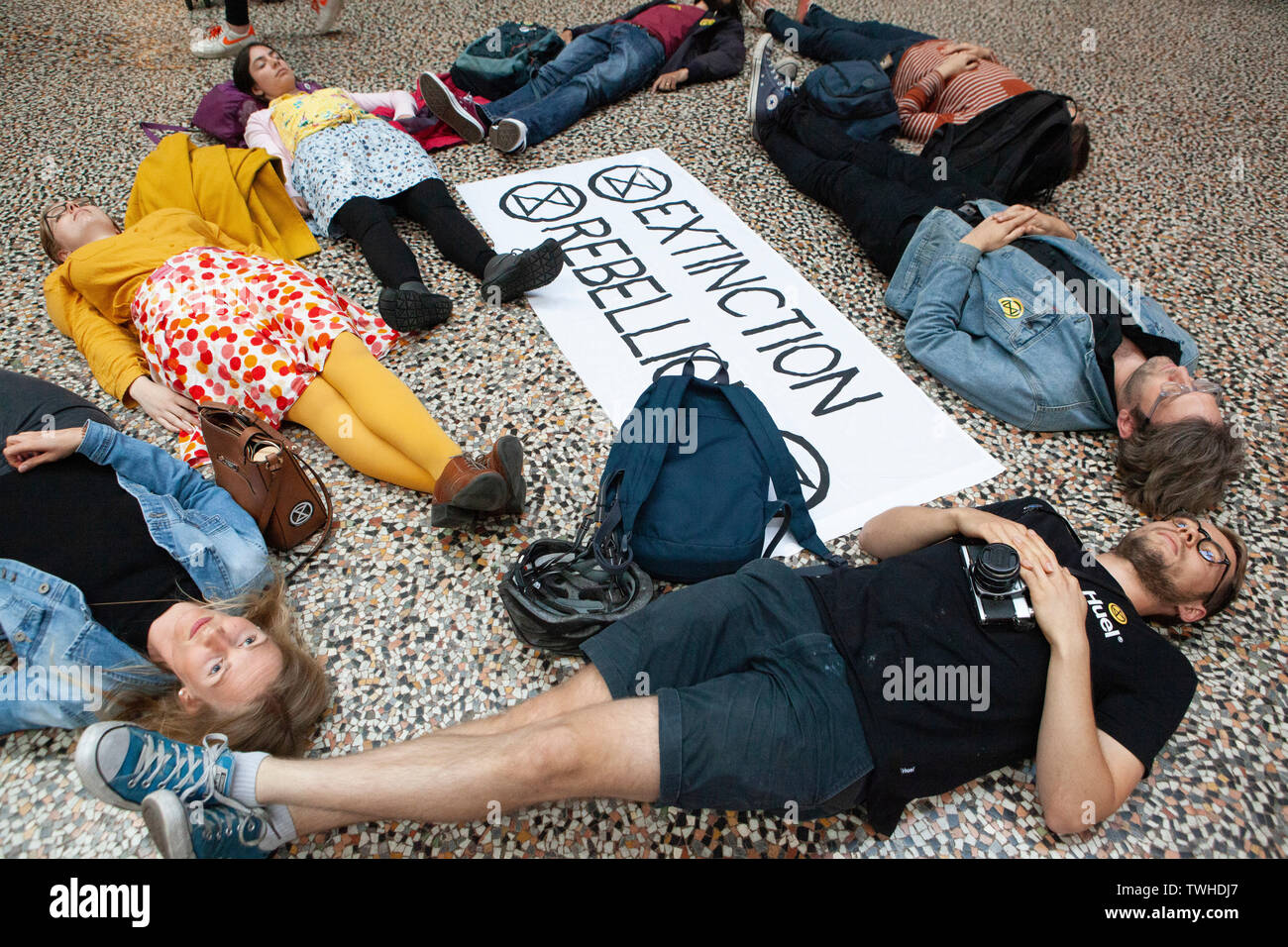 Rébellion Extinction protestataires au Musée d'histoire naturelle s'opposant à la NHM hébergeant un dîner pour le groupe pétrolier de la Société géologique. Banque D'Images