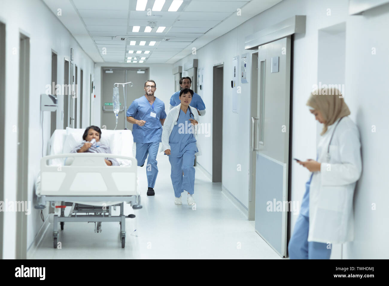 L'équipe médicale d'exécution dans le couloir de l'hôpital Banque D'Images