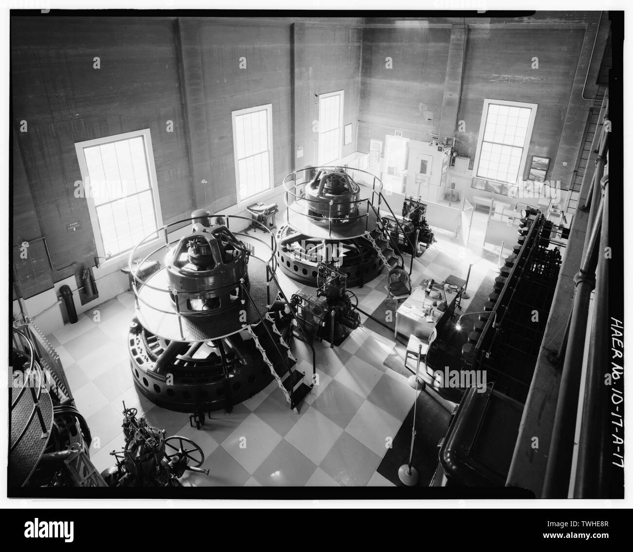 Deuxième étage SALLE DES GÉNÉRATEURS DE LA CENTRALE DU SERVICE BALCON, montrant les Générateurs (à gauche et au centre) et panneau de commande central (en bas à droite). Vue de sud. - Projet de Boise, Boise River barrage de déviation, de l'autre côté de la rivière de Boise, Boise, ID, Ada Comté Banque D'Images