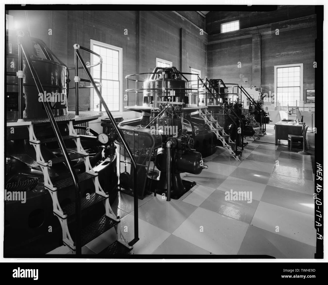 Deuxième étage SALLE DES GÉNÉRATEURS DE LA CENTRALE, LES GÉNÉRATEURS MONTRANT N° 3, 2 et 1 (DE GAUCHE À DROITE). Vue de sud. - Projet de Boise, Boise River barrage de déviation, de l'autre côté de la rivière de Boise, Boise, ID, Ada Comté Banque D'Images