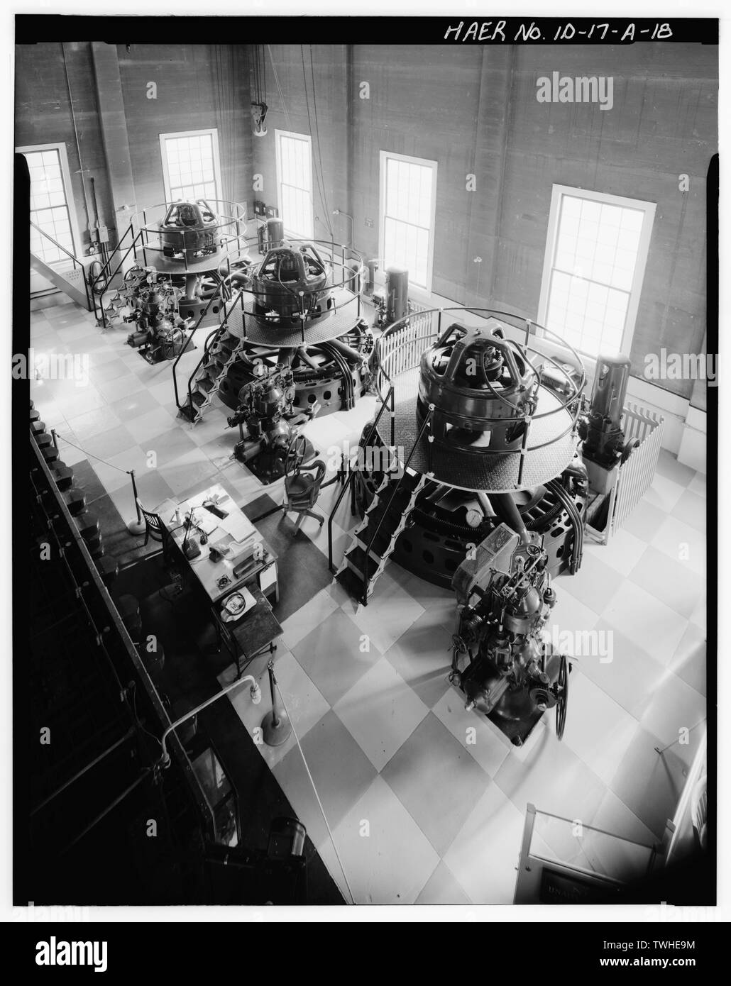 Deuxième étage SALLE DES GÉNÉRATEURS DE LA CENTRALE DU SERVICE BALCON, montrant les générateurs (CENTRE) ET PANNEAU DE COMMANDE CENTRAL (premier plan à gauche). Vue de l'EST. - Projet de Boise, Boise River barrage de déviation, de l'autre côté de la rivière de Boise, Boise, ID, Ada Comté Banque D'Images