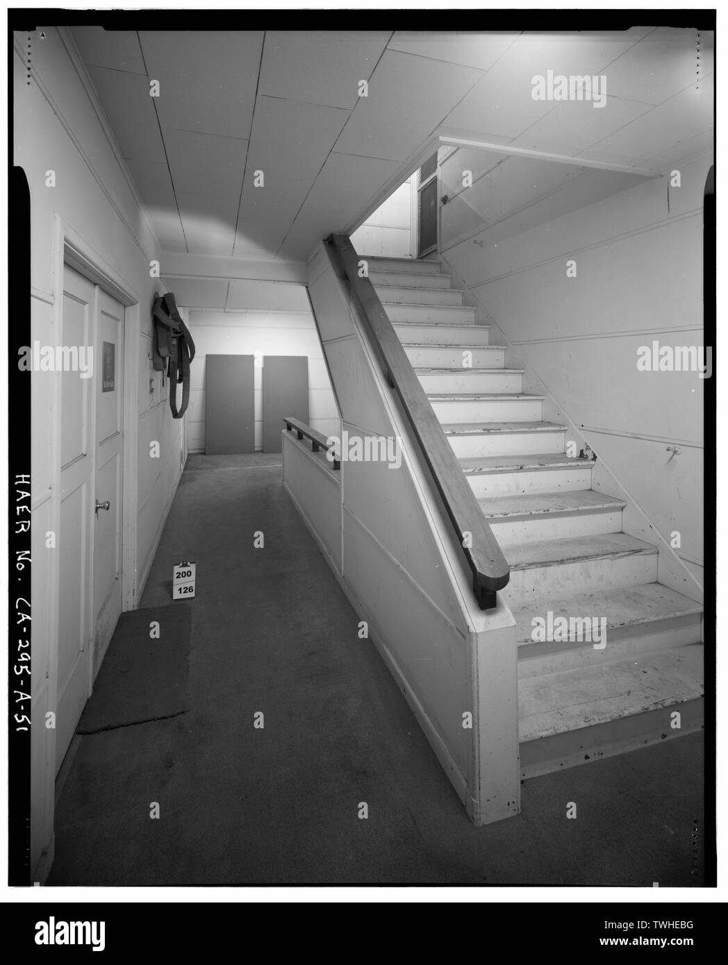 Deuxième étage HALL ET L'ESCALIER DANS LA PARTIE BUREAUX À L'EST DE L'ATELIER DE RÉPARATION, LE LONG DU CÔTÉ SUD. Point de vue est à l'EST. - United Engineering Company Shipyard, d'inspection et des ateliers de réparation, 2900 Main Street, Alameda, comté d'Alameda, CA Banque D'Images