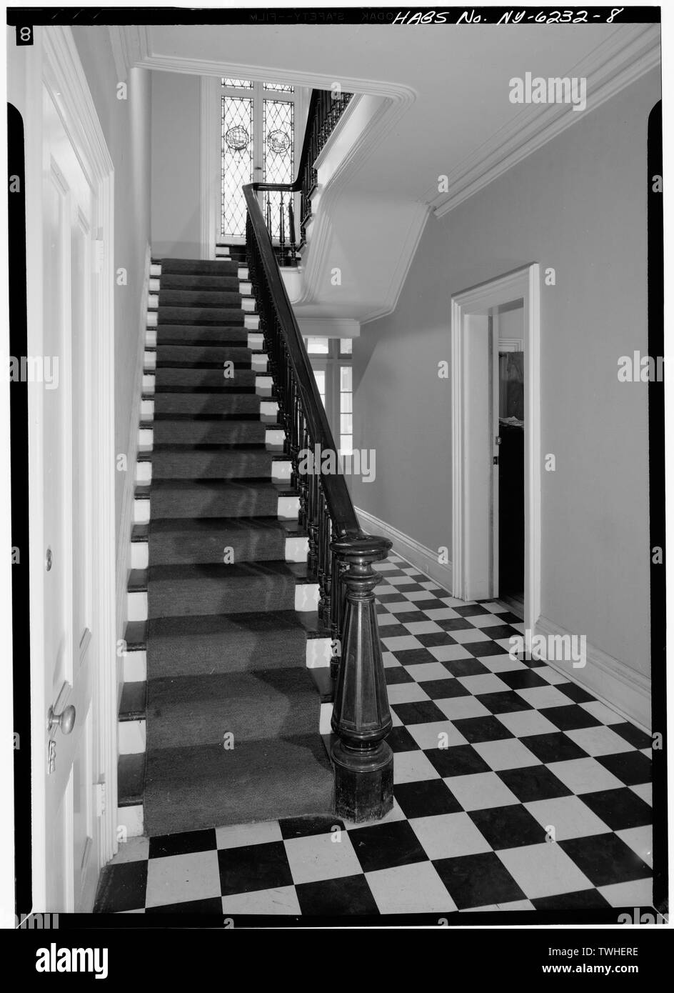 Palier du deuxième étage, mur est, vitraux FENÊTRE GLASSS, détail d'EXPÉDIER COCARDES - Halsey Stevens House, 182 Grand Rue, Newburgh, Orange County, NY Banque D'Images