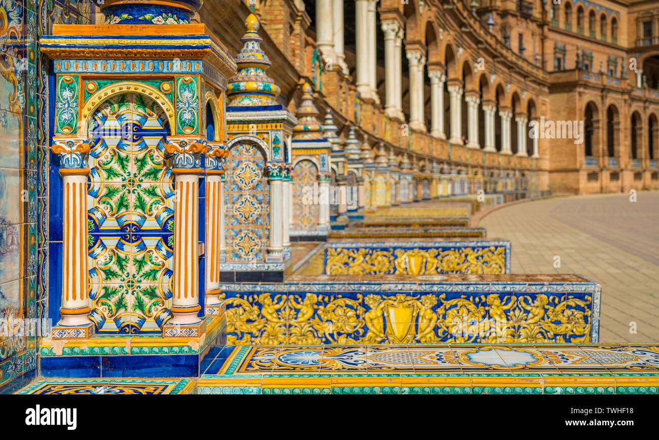 Des tuiles et des décorations dans la magnifique Plaza de España à Séville. L'Andalousie, espagne. Banque D'Images
