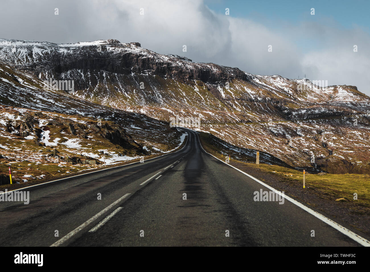 Vues road trip sur les routes sans fin sur les îles Féroé avec des pics de montagne couverte de neige, ciel bleu et ensoleillé au printemps (îles Féroé) Banque D'Images