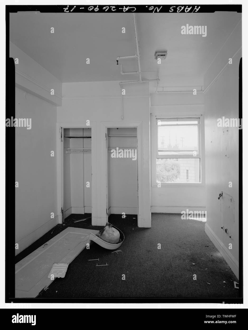 Deuxième étage Vue, CHAMBRE DE L'ANGLE SUD-EST DU BÂTIMENT AVEC DEUX PETITS PLACARDS, exposition sud - Burnett Nurse's Home, 120 North Howard Street, Fresno, comté de Fresno, CA Banque D'Images