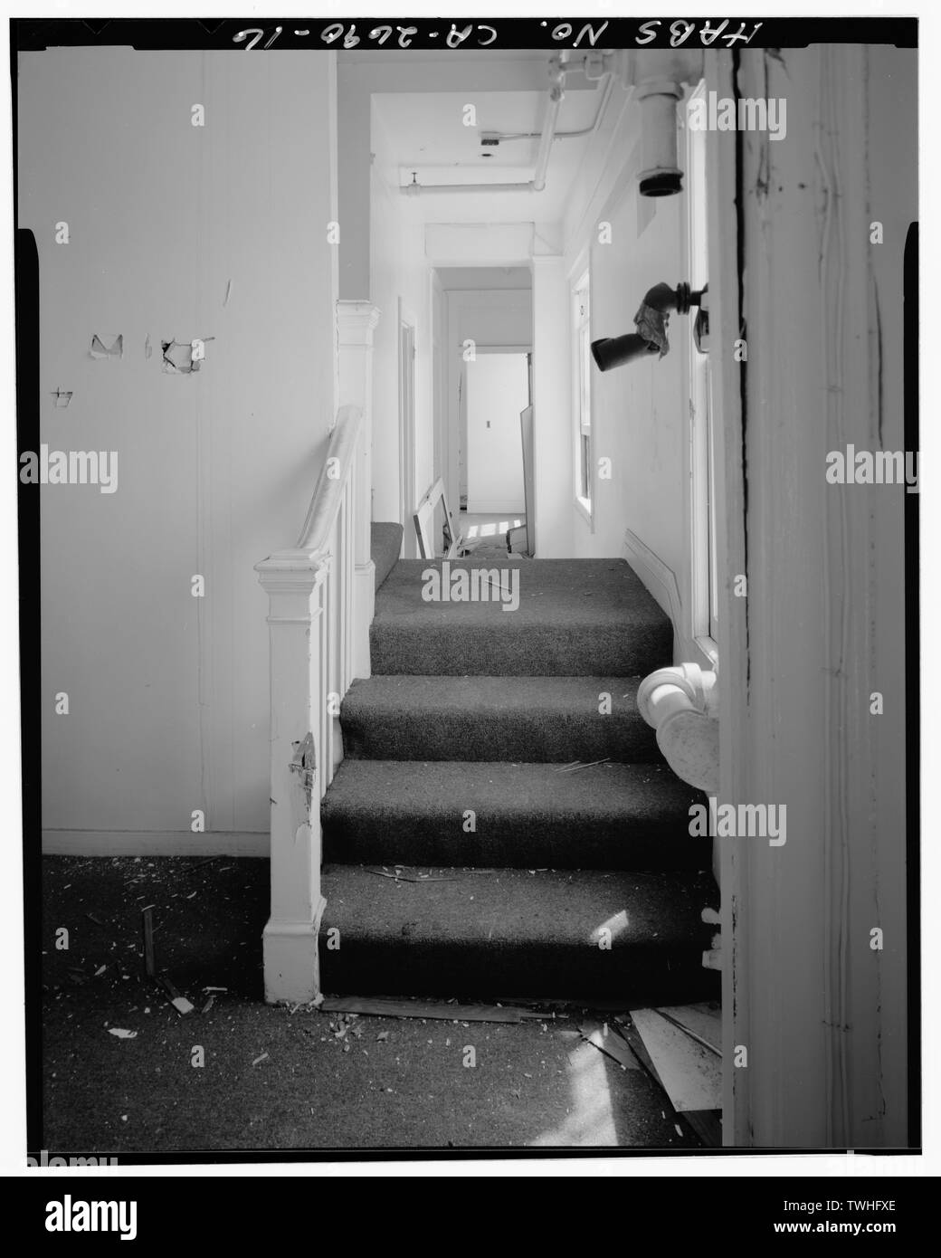 Deuxième étage, vue de l'ATTERRISSAGE BAS escalier menant à l'EXTRÊME SUD DE TROISIÈME ÉTAGE, face à l'Est - Burnett Nurse's Home, 120 North Howard Street, Fresno, comté de Fresno, CA Banque D'Images