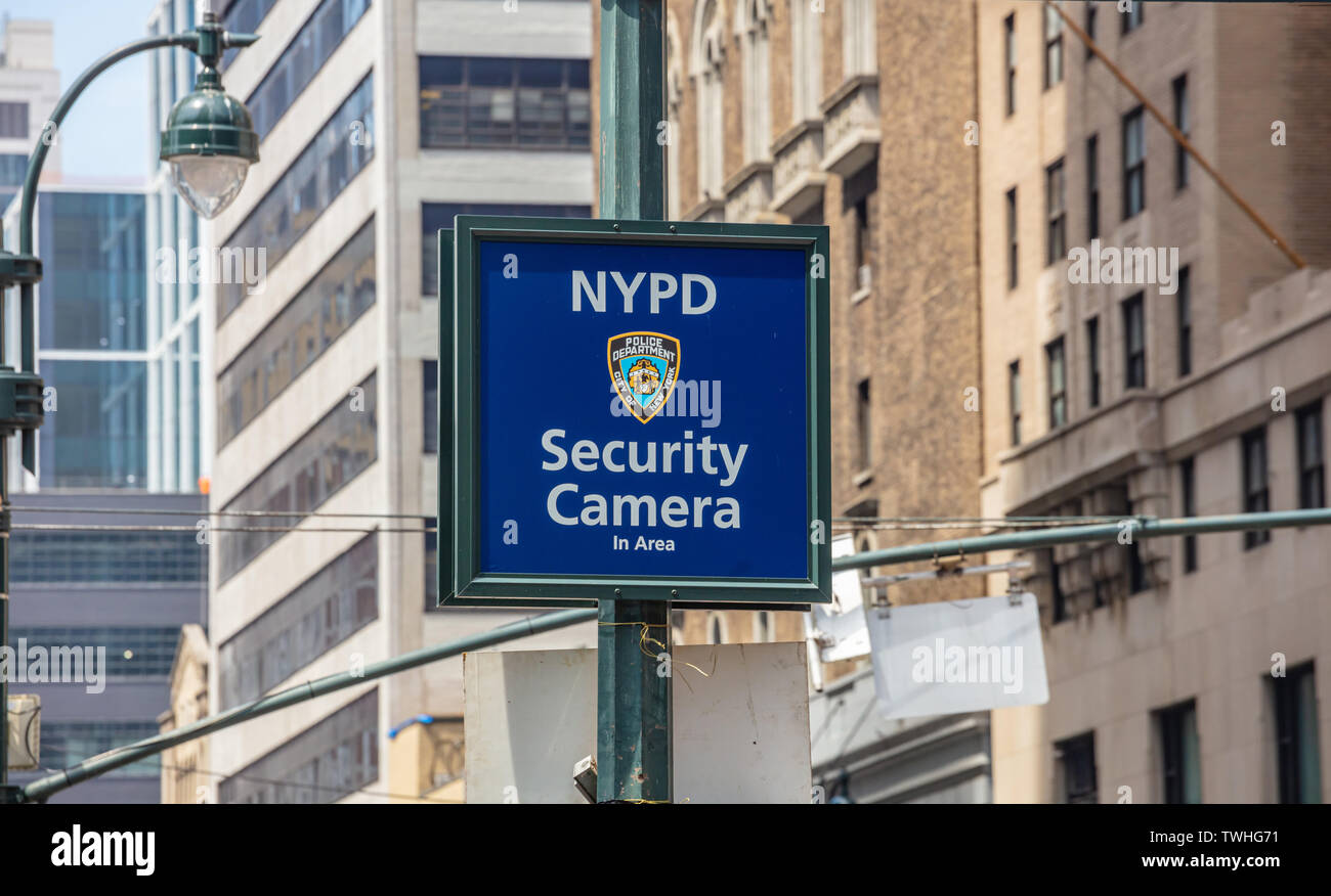 New York, USA. Le 2 mai 2019. Pas de parking, pas de signe de couleur rouge permanent sur poteau de métal, le flou des immeubles de l'arrière-plan. Le centre-ville de Manhattan Banque D'Images