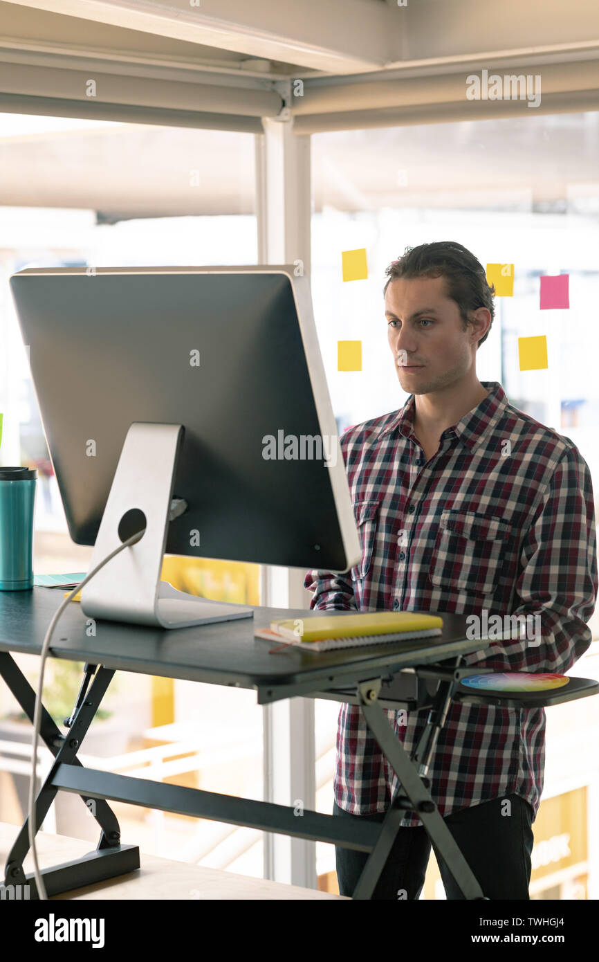 Homme designer graphique computer Banque D'Images