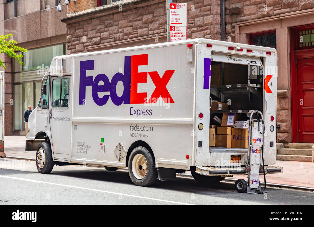 New York, États-Unis, 2 mai 2019. Les paquets dans un camion FedEx avec porte ouverte, stationné sur une rue au centre-ville Banque D'Images