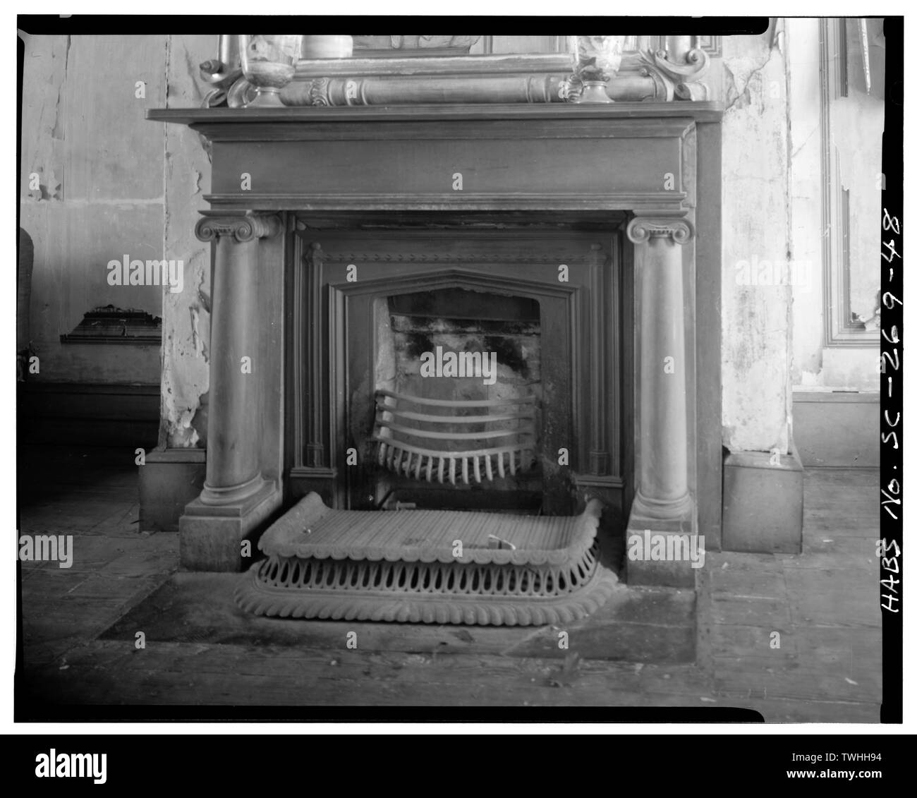 Deuxième étage, à l'EST CHAMBRE, MUR EST- Robinson-Aiken DÉTAILS DU MANTEAU - House, 48 Elizabeth Street, Charleston, Charleston County, SC ; Robinson, John ; Aiken, William ; Aiken, William ; Clemson University, Département d'Architecture, répondant ; Lee, Peter, faculté répondant ; Gibson, Reginald Lee ; Fava, Ernest Edward, délinéateur Banque D'Images