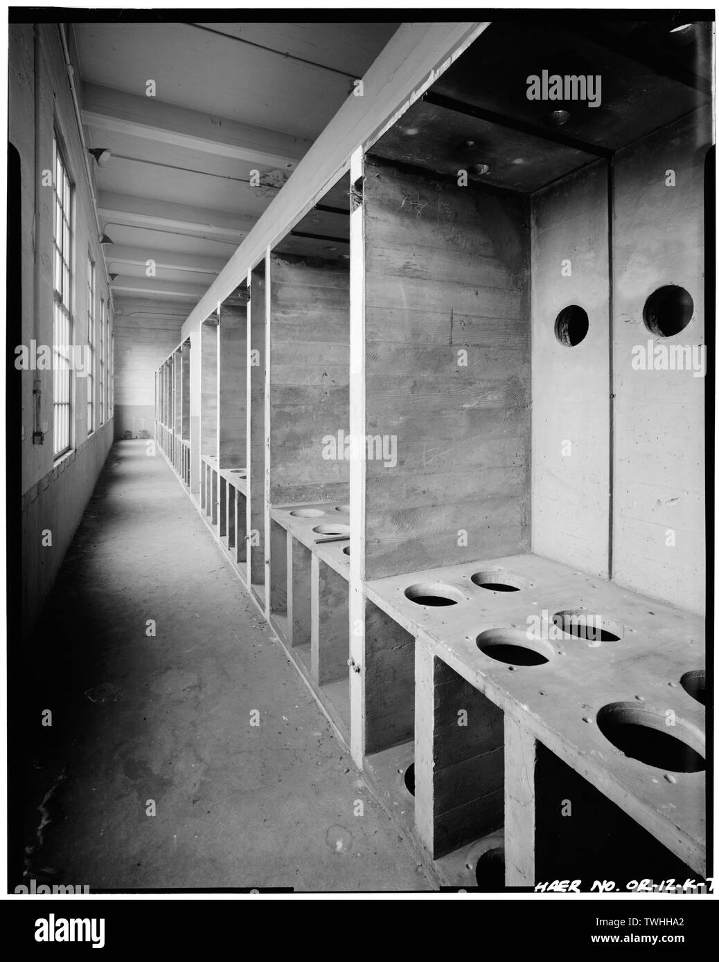 Deuxième étage, CÔTÉ EST DU BÂTIMENT À LA ZONE SUD-EST, qui figuraient auparavant à TENSION ÉLEVÉE ET DE BUS POUR LES BÂTIMENTS DE L'ÉQUIPEMENT DE COMMUTATION L1 ET L2 - Portland General Electric Company, Lincoln, 1841 l'eau du sud-est de la sous-Station Street, Portland, comté de Multnomah, ou Banque D'Images