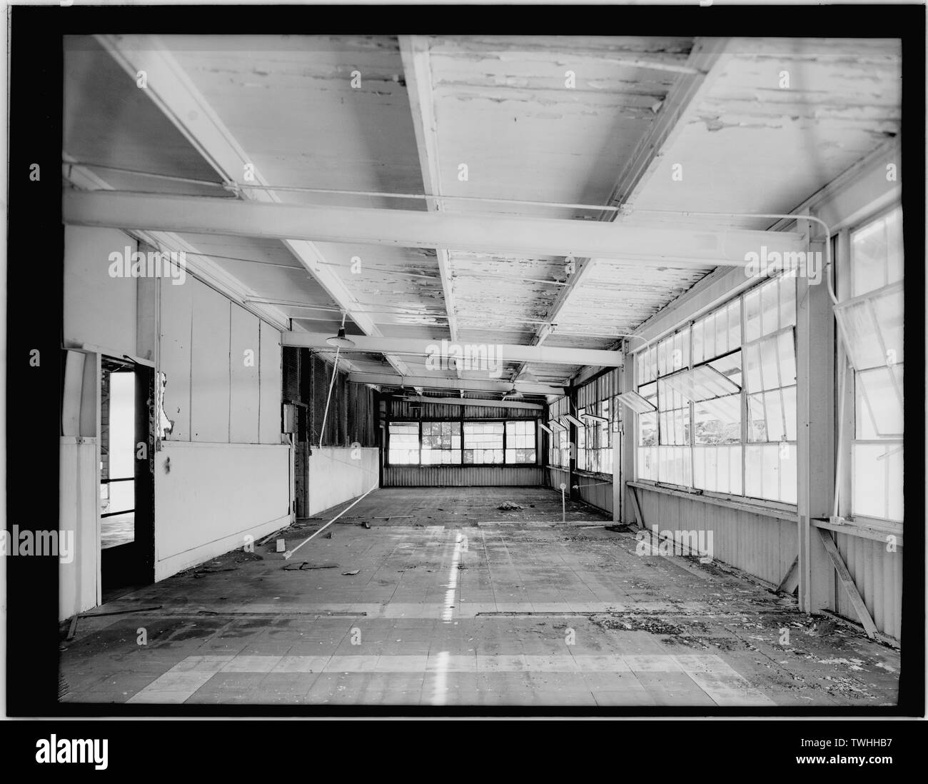 Deuxième étage, côté est du hangar, regardant vers le sud - Base navale américaine, Pearl Harbor, le Hangar 6, l'extrémité sud de l'Île Ford, Pearl City, comté de Honolulu, HI Banque D'Images