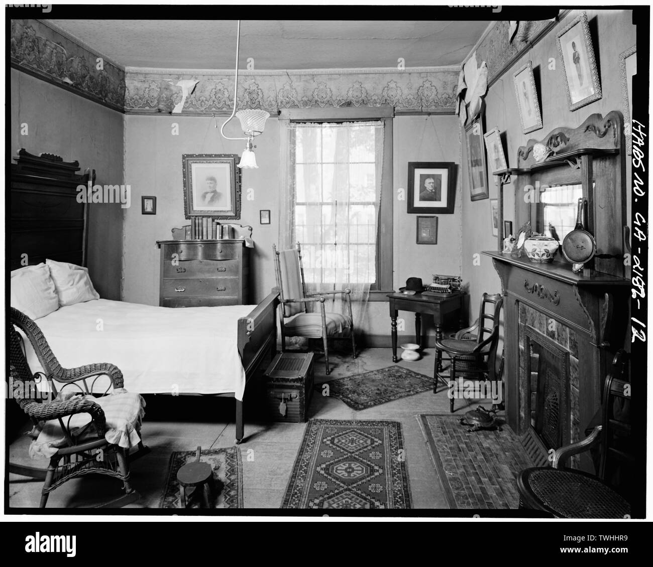 Deuxième étage, JOEL CHANDLER HARRIS' CHAMBRE, FENÊTRE SUR MUR EST - Joel Chandler Harris House, 1050 Gordon Street, Atlanta, Géorgie, GA Banque D'Images