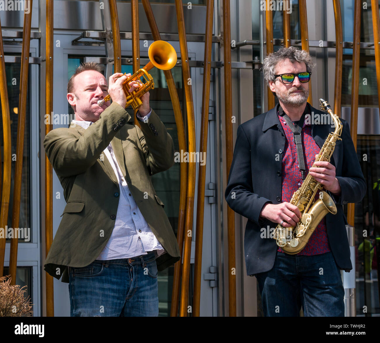 Rébellion Extinction Changement climatique & trompette protester contre les joueurs de saxophone jazz, Parlement de l'Écosse, Édimbourg, Écosse, Royaume-Uni Banque D'Images