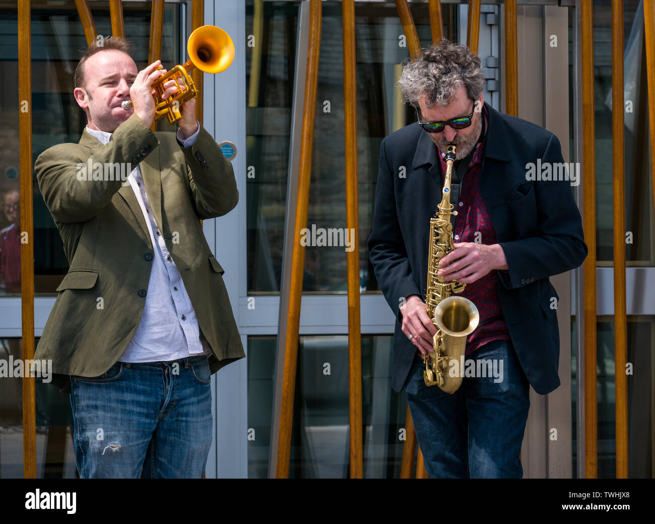 Rébellion Extinction Changement climatique & trompette protester contre les joueurs de saxophone jazz, Parlement de l'Écosse, Édimbourg, Écosse, Royaume-Uni Banque D'Images