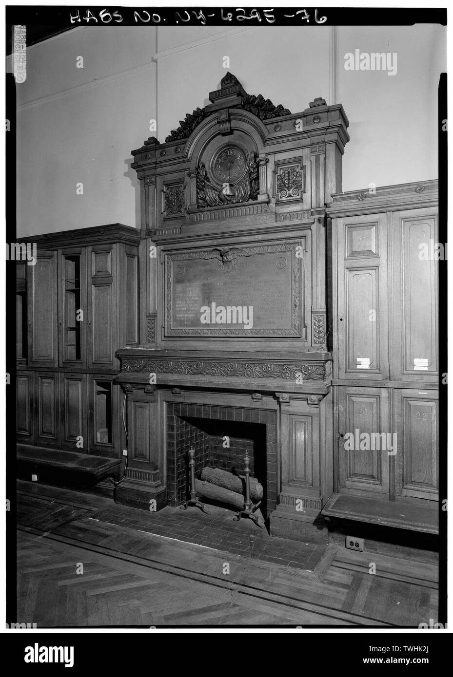 2e étage, 6e prix de l'entreprise, détail d'une cheminée, mur nord - 7e Regiment Armory, 643 Park Avenue, New York, New York County, NY Banque D'Images