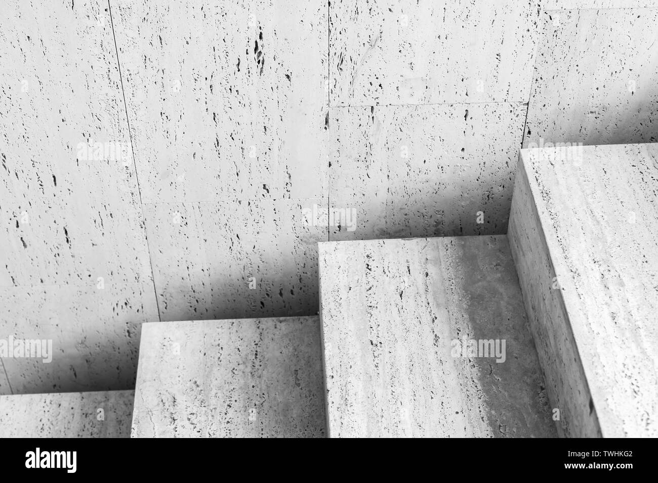 Escalier vide faite de pierre poreuse blanche, résumé fond architectural Banque D'Images