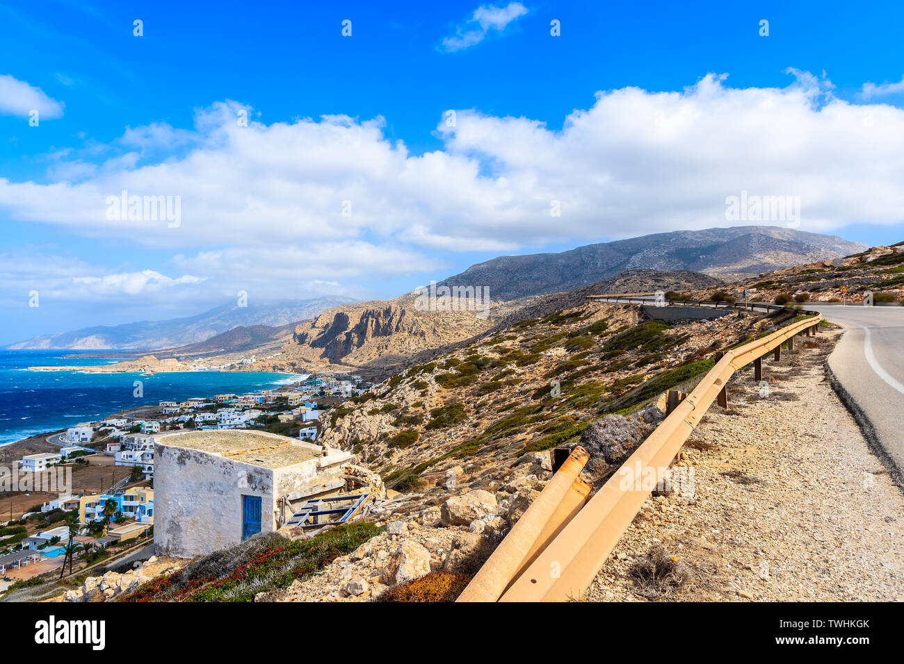 Vue de la ville de Lefkos sur la côte de la mer à partir de la route de montagne, l'île de Karpathos, Grèce Banque D'Images