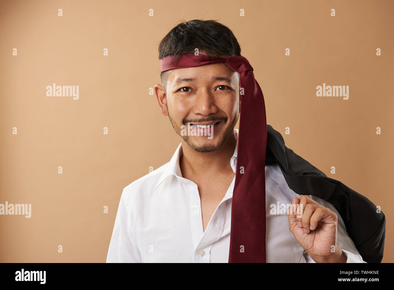 Happy asian office worker avec cravate sur tête portrait Banque D'Images